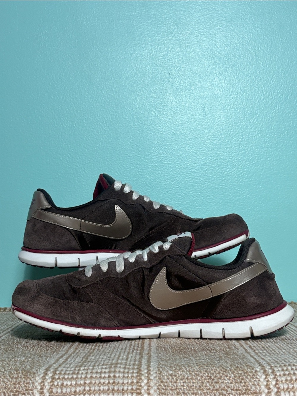 Women’s Vintage Nike Eclipse Running Shoe with Metallic Bronze Nike Swoosh. Sz-8